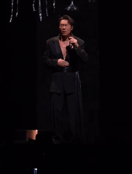 許志安唱得投入。