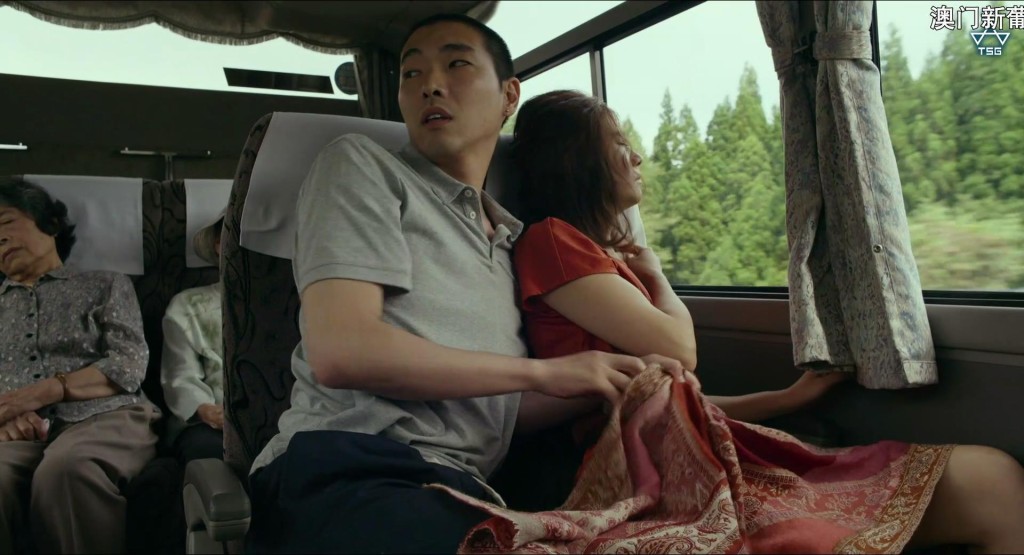 兩人搭長途巴士參加盂蘭盆會，車上突然有Feel就做嘞。