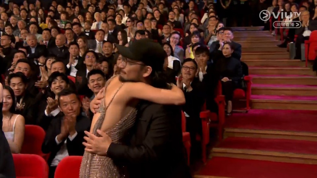 余香凝在台下拥抱老公及身旁的同行。