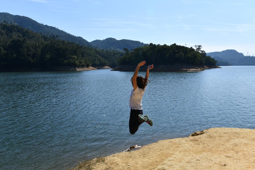 市民在郊野公園拍照。