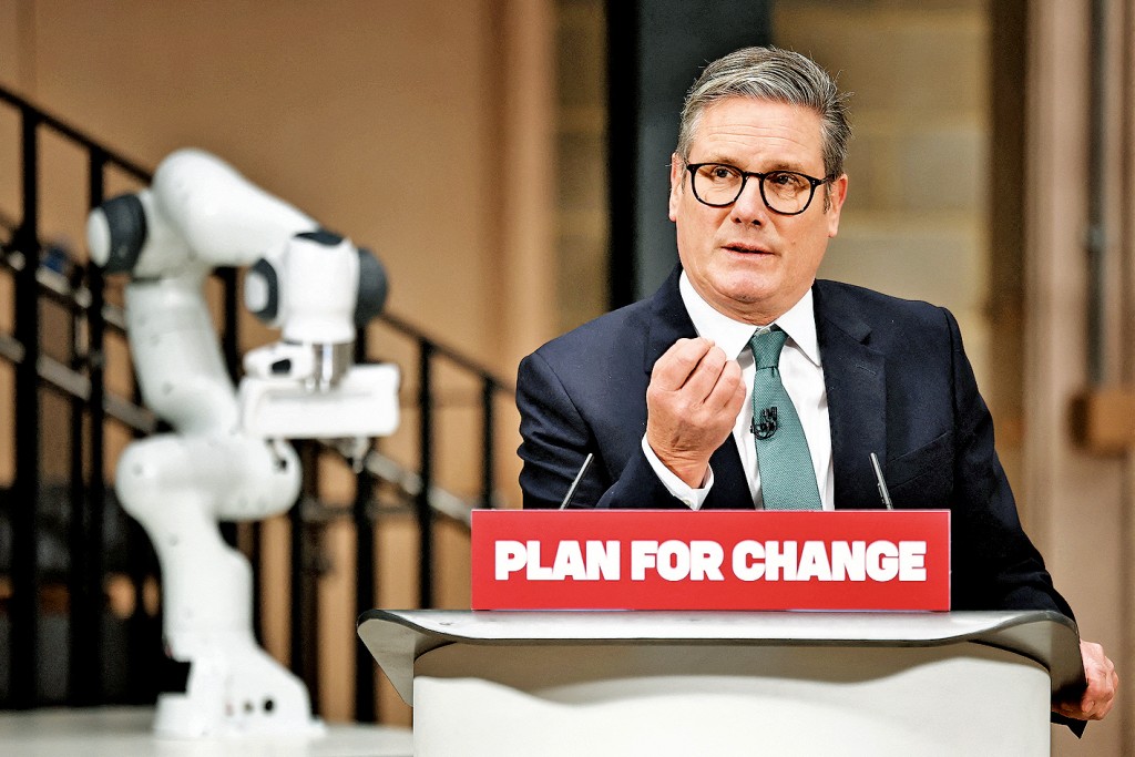 英國首相施紀賢昨日在倫敦大學學院的製造業未來實驗室演講。