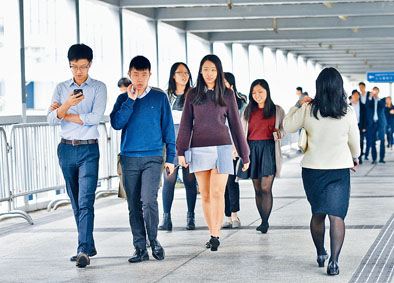最低工資實施後增加二十七萬五千就業人口,當中逾八成升幅來自女性。