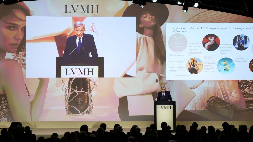 2025年4月17日,LVMH集團董事長兼行政總裁阿爾諾在法國巴黎舉行的年度股東大會上發言。 路透社 2025年4月17日,LVMH集團董事長兼行政總裁阿爾諾在法國巴黎舉行的年度股東大會上發言。 路透社