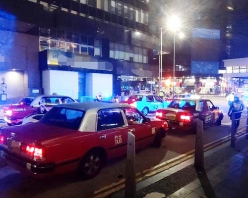警方日前在中區進行打擊的士違例行動。