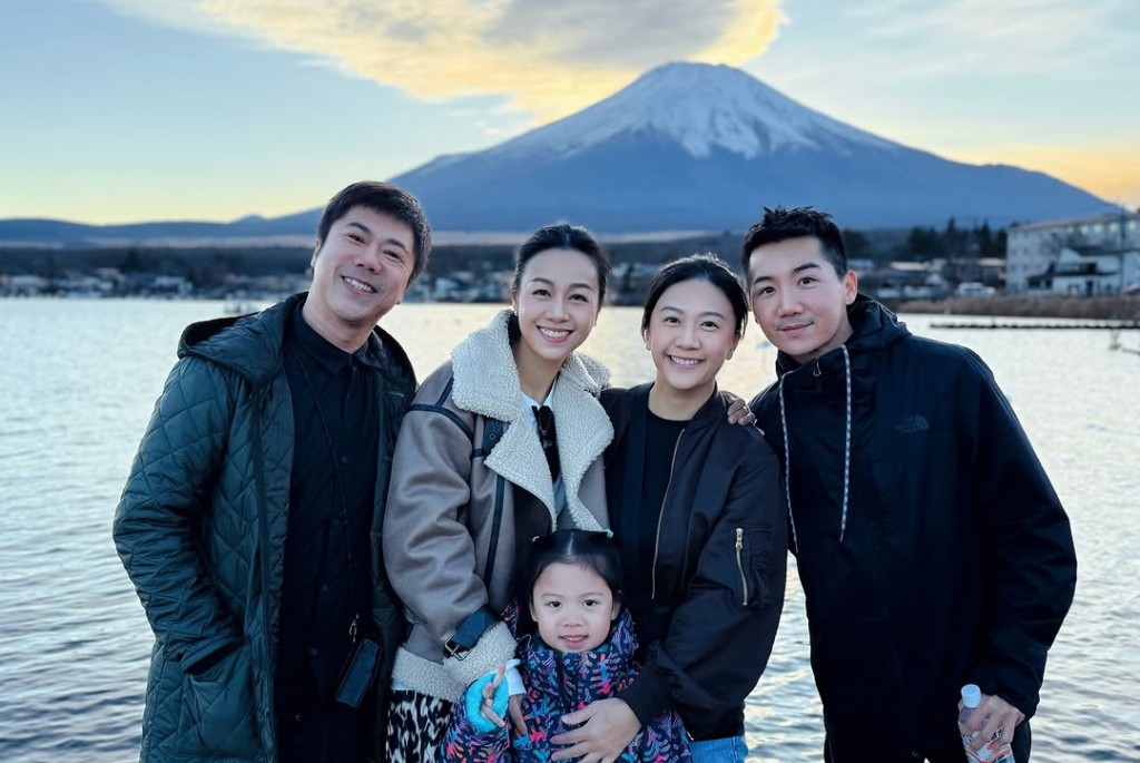 黃心穎與老公泥鯭早前與黃心慧一家同遊東京,黃心穎亦在IG上分享出眾人在富士山下留影的照片。 黃心穎與老公泥鯭早前與黃心慧一家同遊東京,黃心穎亦在IG上分享出眾人在富士山下留影的照片。