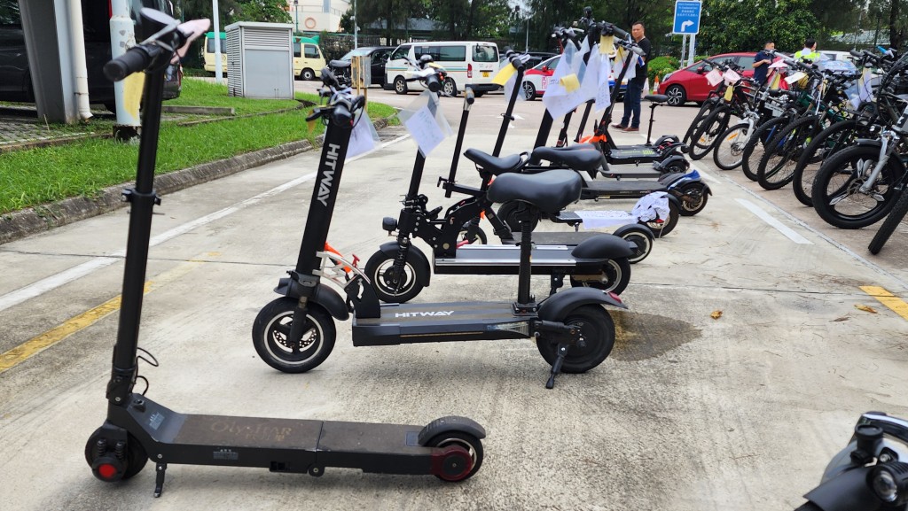 警方扣查8部電動滑板車。