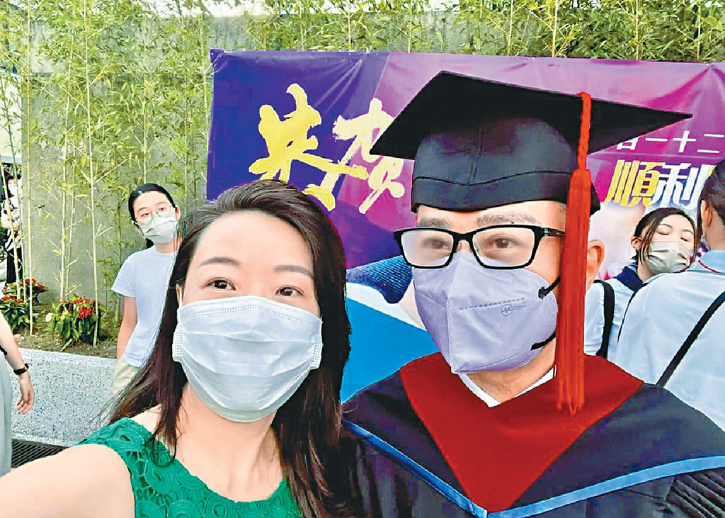 ■Yvonne出席劉坤銘的畢業禮。  