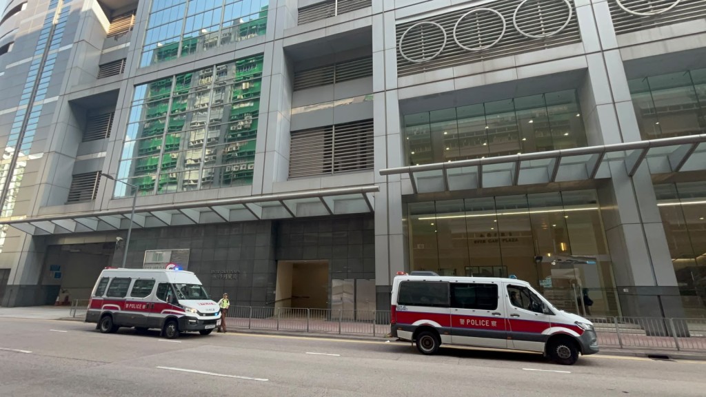 《香港01》職員今日打開一封由英國空郵寄港的信件，發現內藏白色粉末。楊偉亨攝