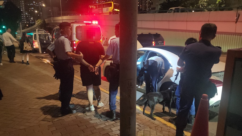 警方安排緝毒犬搜車。黃文威攝