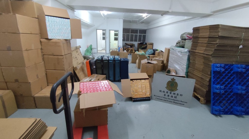 海關在屯門一棟工業大廈內破獲3個私煙儲存及分銷倉庫。曾志恒攝