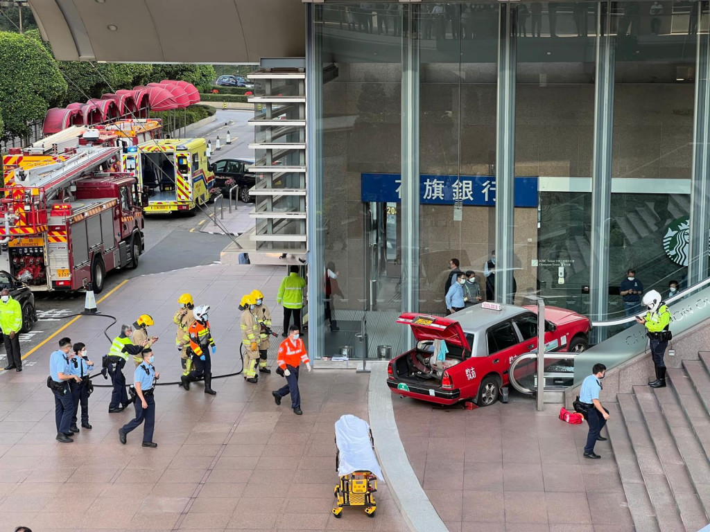 一辆的士失控铲上行人路并撞毁中国工商银行大厦地下扶手电梯。资料图片
