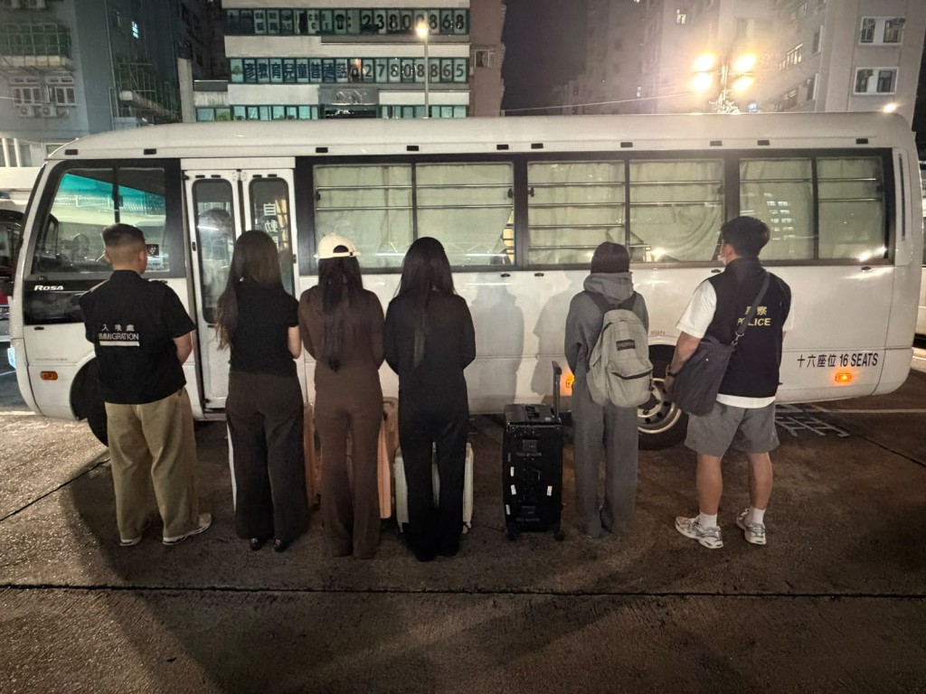 行動中，人員拘捕12名內地女子及2名外籍女子，年齡介乎18歲至37歲，涉嫌「違反逗留條件」。警方提供