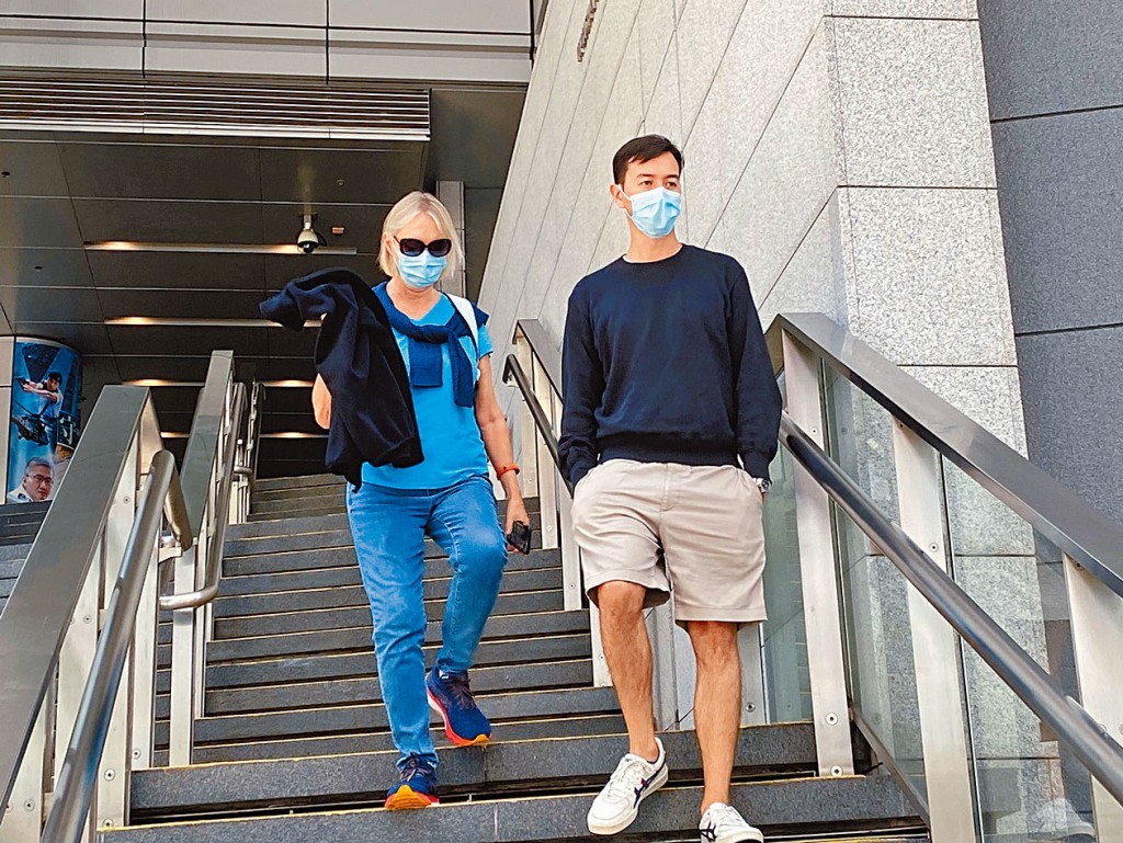 YUEN Stephanie Downs（左）與袁彌滿（右）昨晨被帶往問話，兩人昨午1時半步出灣仔警署。