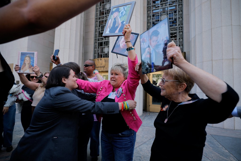 美社媒成瘾案裁决，法庭外状况。 路透社