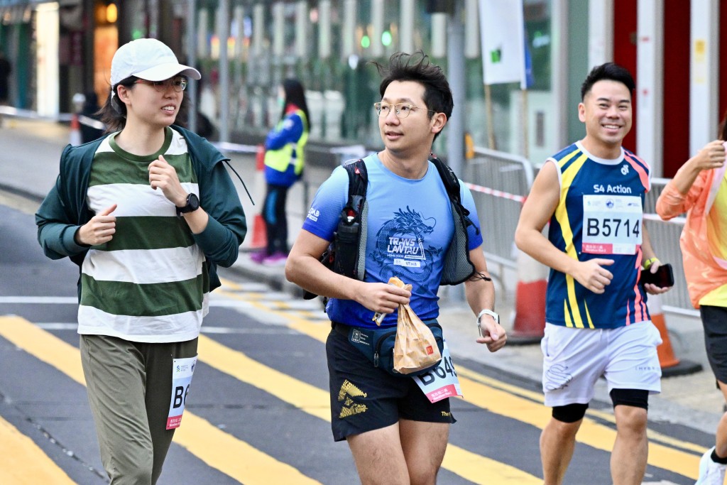 有跑手手持「M記」參賽，可能邊跑邊補充體力。