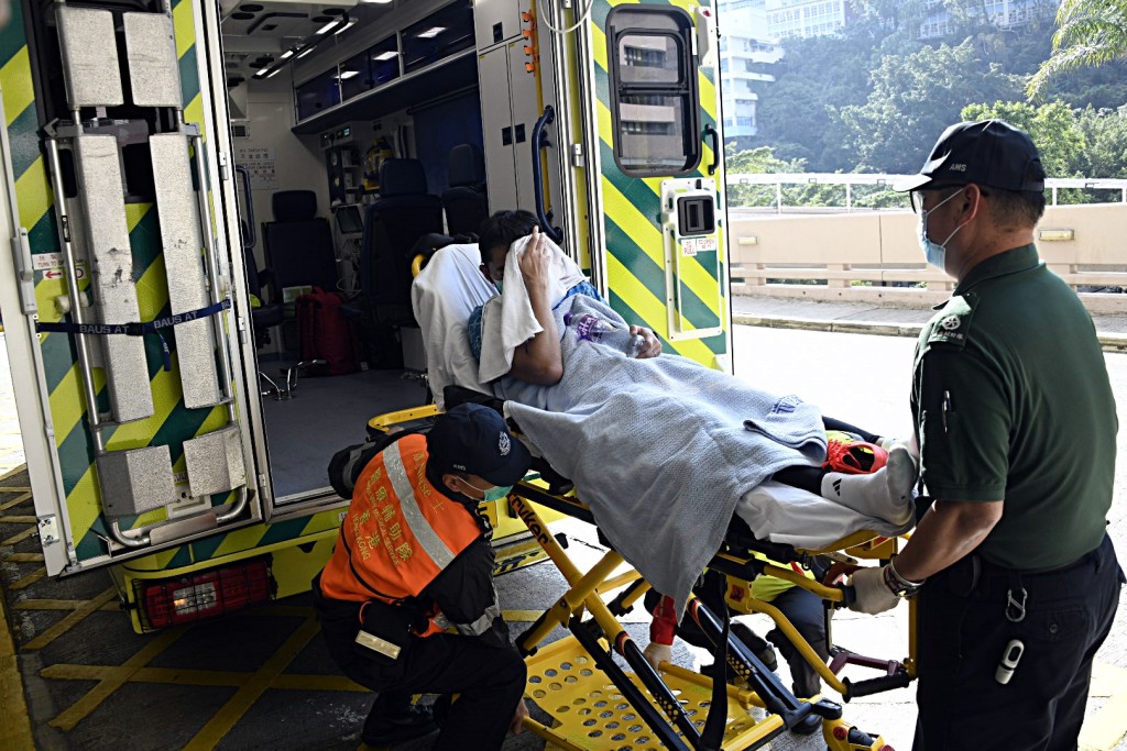 一名男跑手不適送院。楊偉亨攝 一名男跑手不適送院。楊偉亨攝