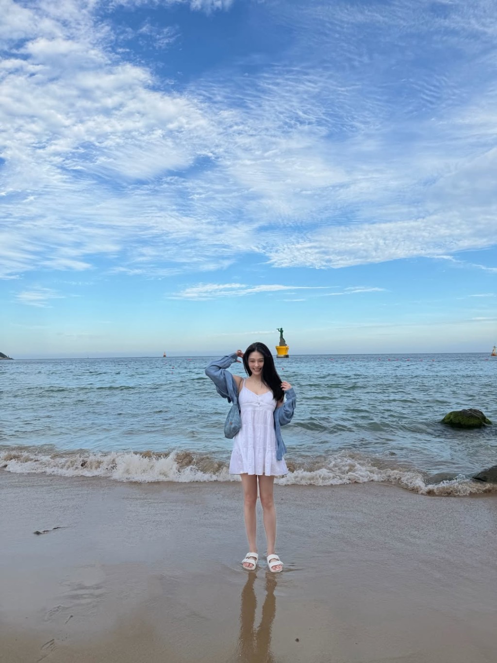 沈月晒另類沙灘相。 沈月晒另類沙灘相。