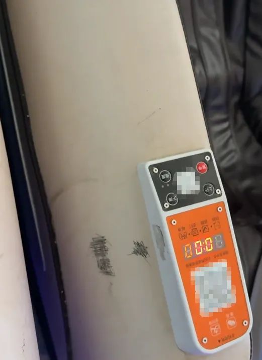 个别按摩椅扶手有被烫过的痕迹。深圳新闻网 个别按摩椅扶手有被烫过的痕迹。深圳新闻网