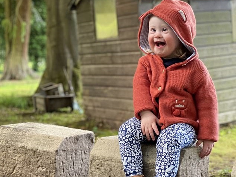 有童装品牌邀请Eleanor担任模特儿。网图