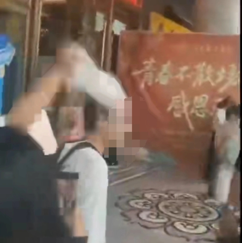 男coser多次被扯下假髮。 男coser多次被扯下假髮。