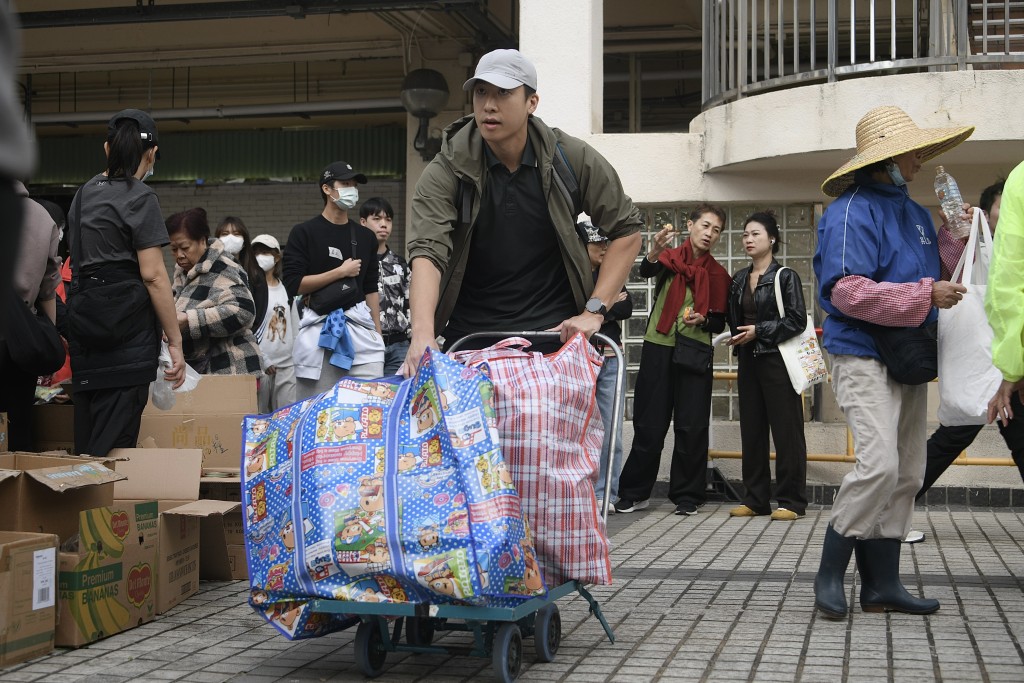 義工協助將物資分類及派發。 義工協助將物資分類及派發。