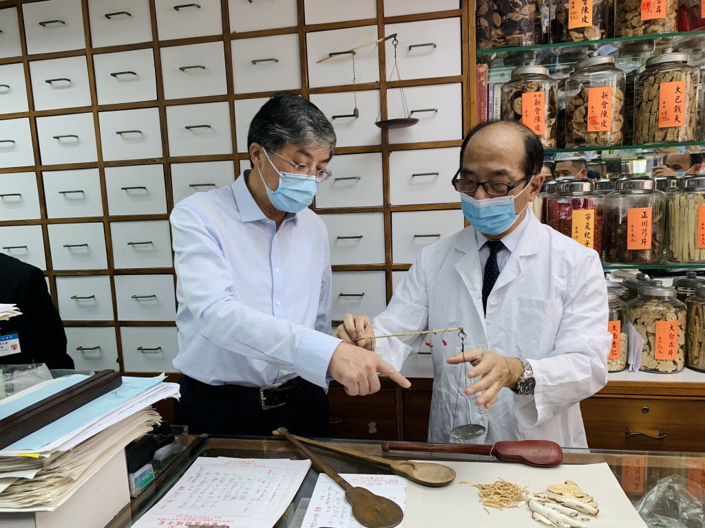 羅永綱走訪中醫診所。中聯辦圖片