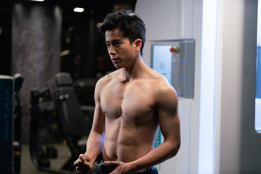 泰國男神查朗桑提納托古亦唔輸蝕,大show肌肉。
