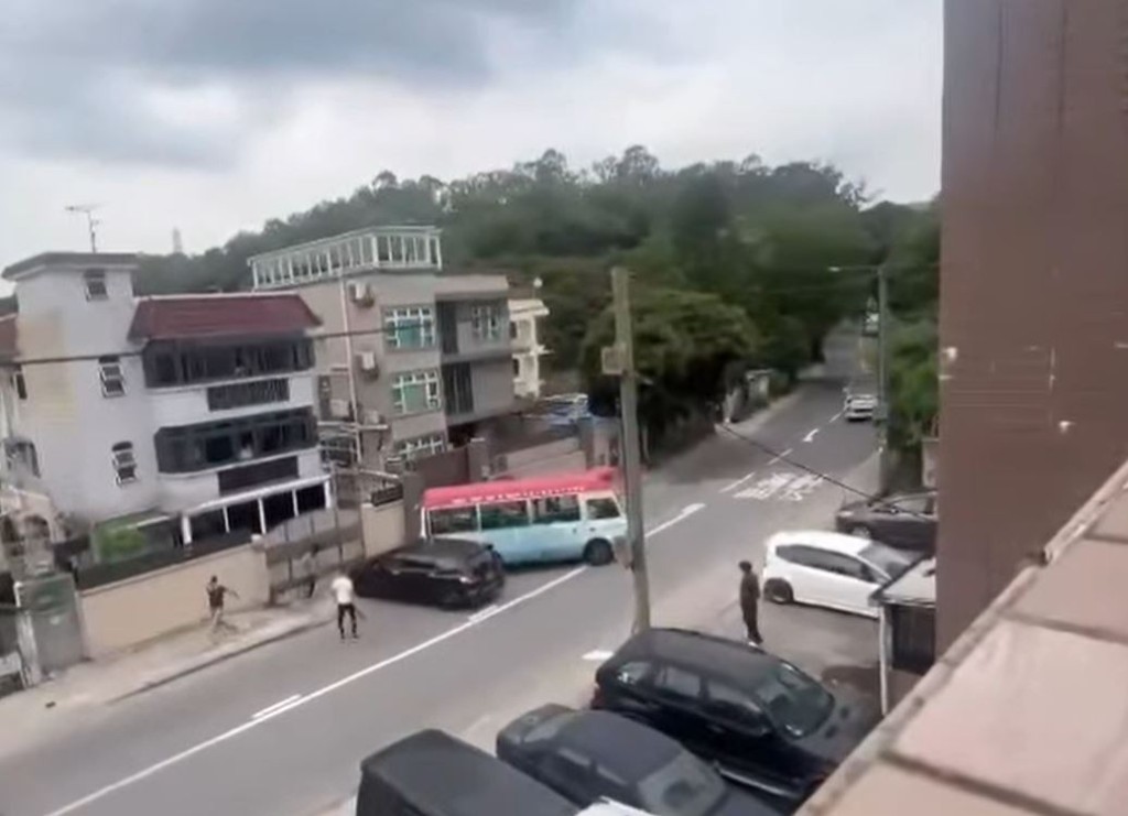 私家車被撞至橫亙在路上。fb馬路的事討論區影片截圖