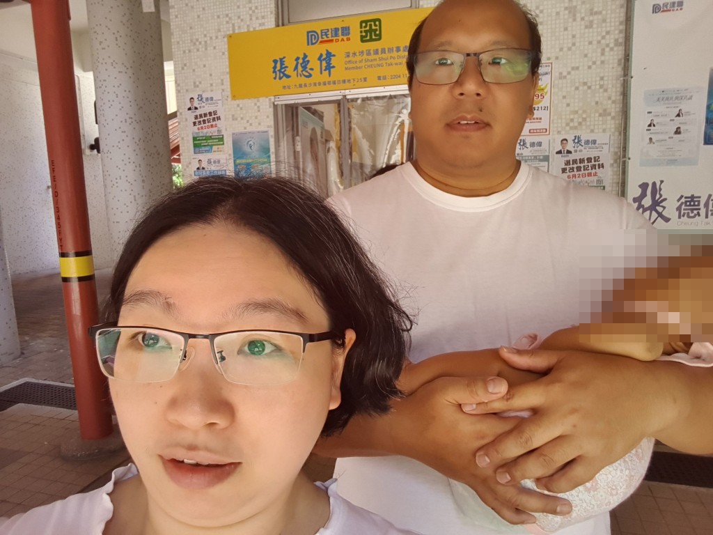 二人早前曾帶同幼子Danny向區議員求助。save lily fb圖片 二人早前曾帶同幼子Danny向區議員求助。save lily fb圖片