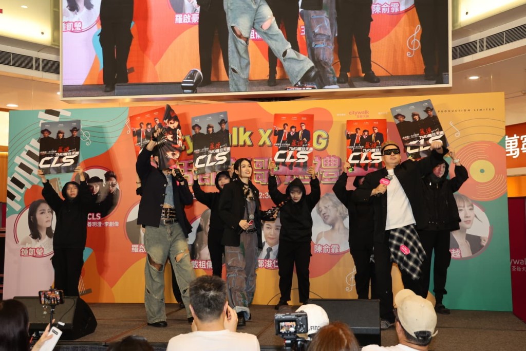 一眾歌手跟粉絲近距離接觸玩遊戲,場面十分熱鬧! 一眾歌手跟粉絲近距離接觸玩遊戲,場面十分熱鬧!