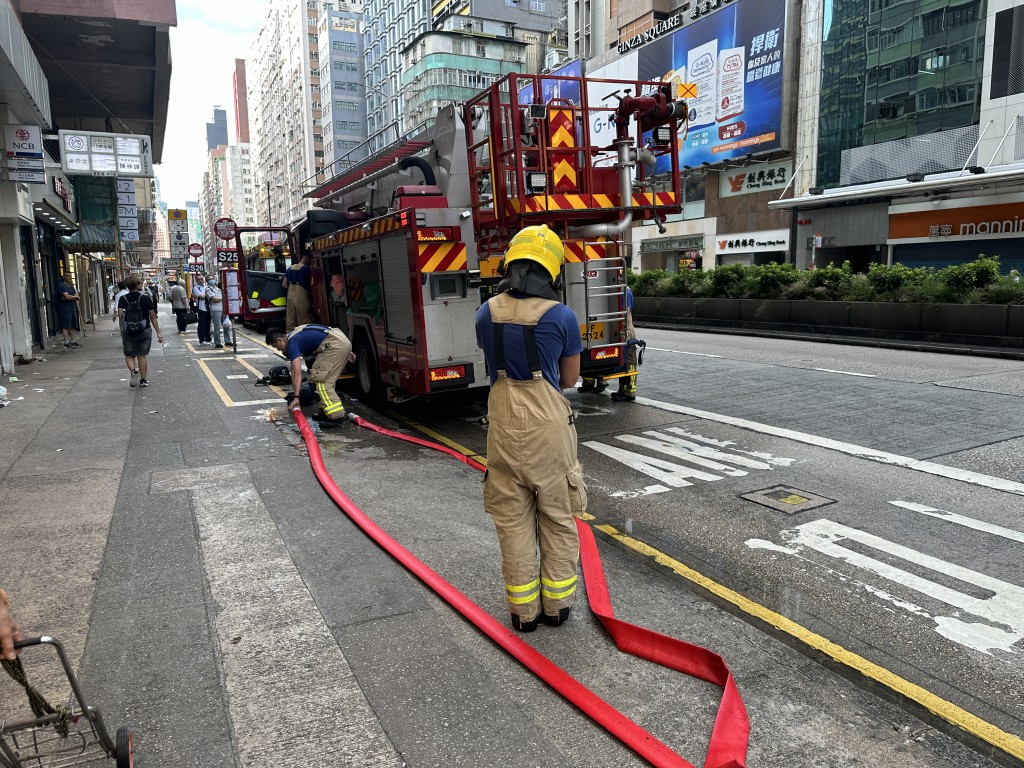 消防到场灌救。梁国峰摄