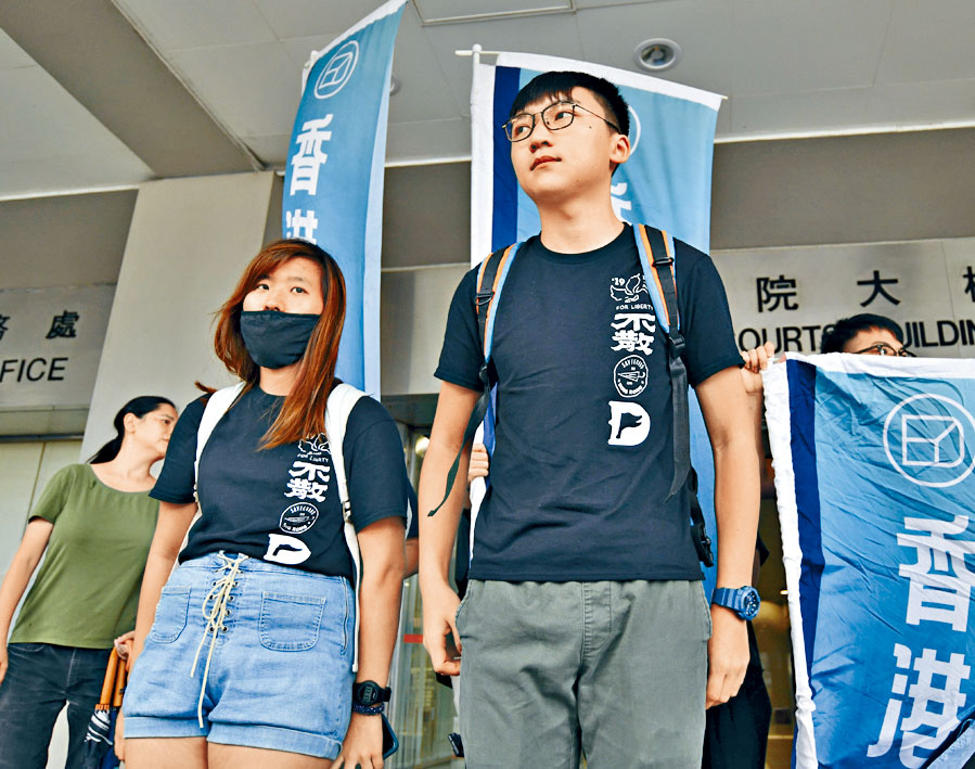 ■何俊堯裁判官讚「眾志」三名成員何秀儀、吳嘉兒（圖左）及鄭家朗（圖右）是「社會棟梁」。