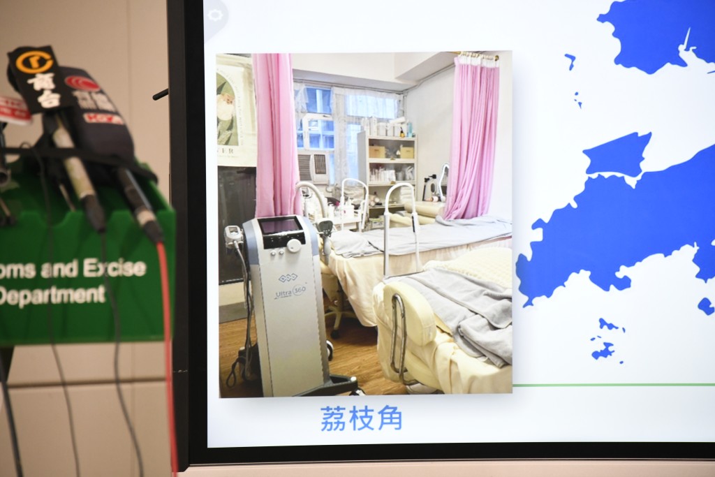 海關於3間美容院檢獲3部懷疑冒牌美容及瘦身儀器,並拘捕4人。楊偉亨攝 海關於3間美容院檢獲3部懷疑冒牌美容及瘦身儀器,並拘捕4人。楊偉亨攝
