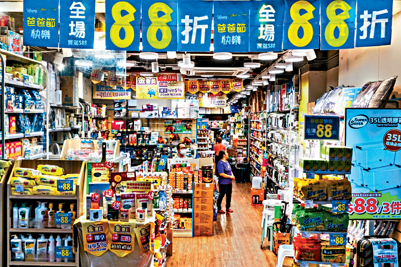 香港零售消費疲弱，導致本地信用卡市場增長放緩。