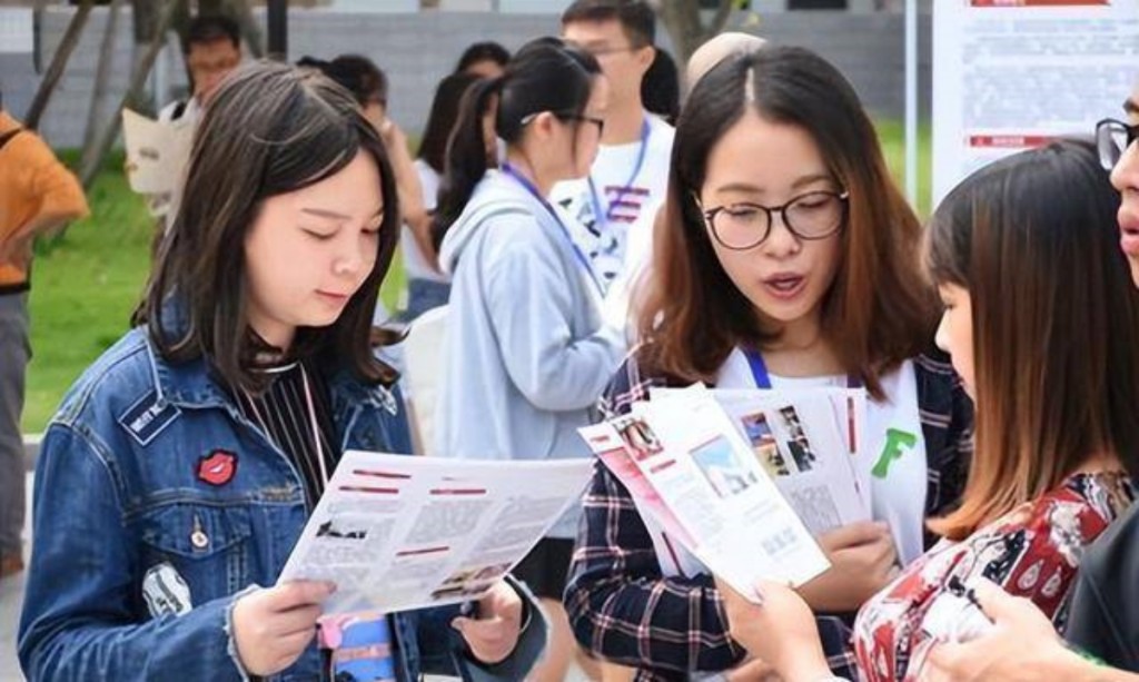 有學者認為中國若要加快加大對外開放就必須進行外語教育。網圖