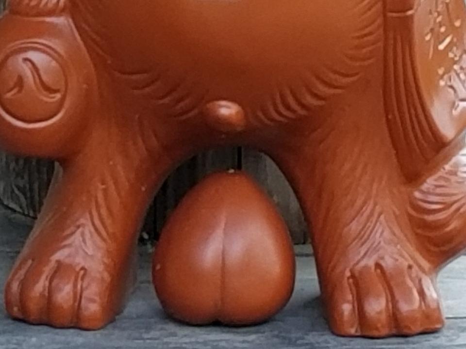 至今無人能解答狸貓胯下的圓形物體是甚麽用意。網上圖片