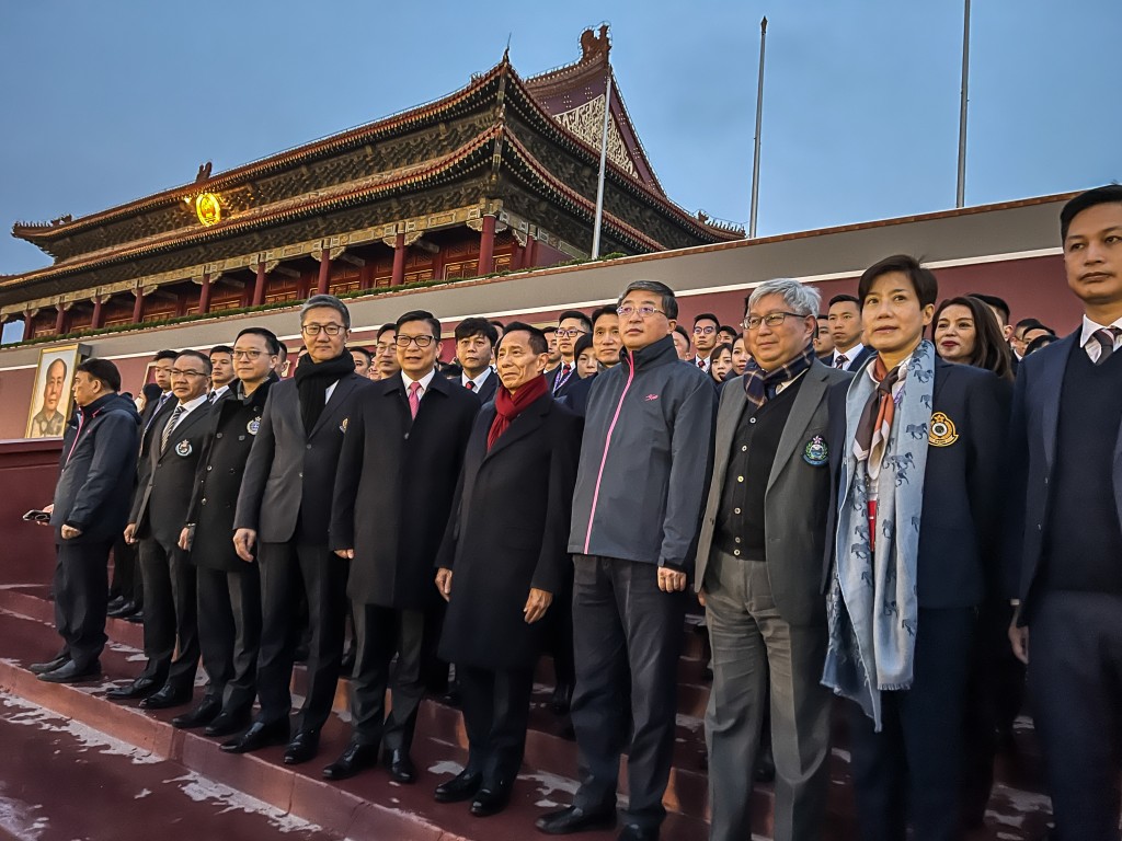 邓炳强与８名纪律部队首长到天安门广场观看升旗仪式。