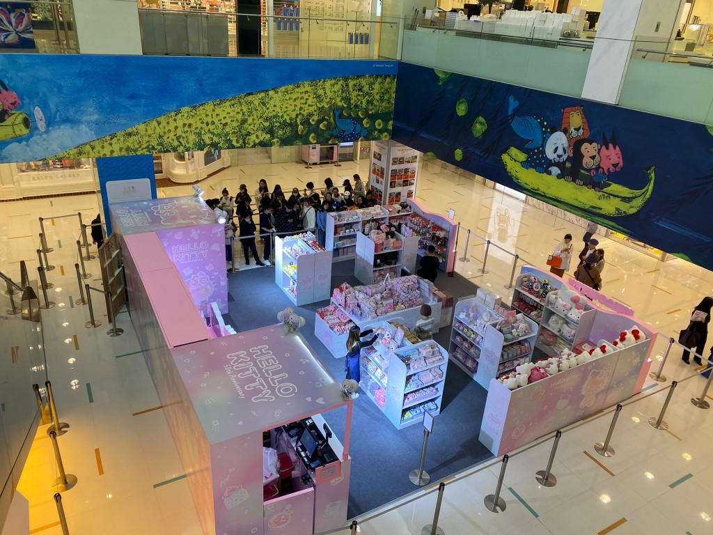 《星島頭條》記者發現，商場的Hello Kitty 50周年Pop-up Store，未開門之時已經有不少人排隊。