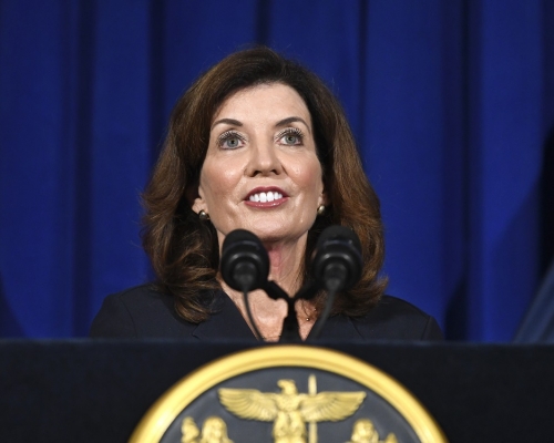 美國紐約州副州長霍楚爾(Kathy Hochul)在記者會上稱,上任州長後會提供更好工作環境。AP