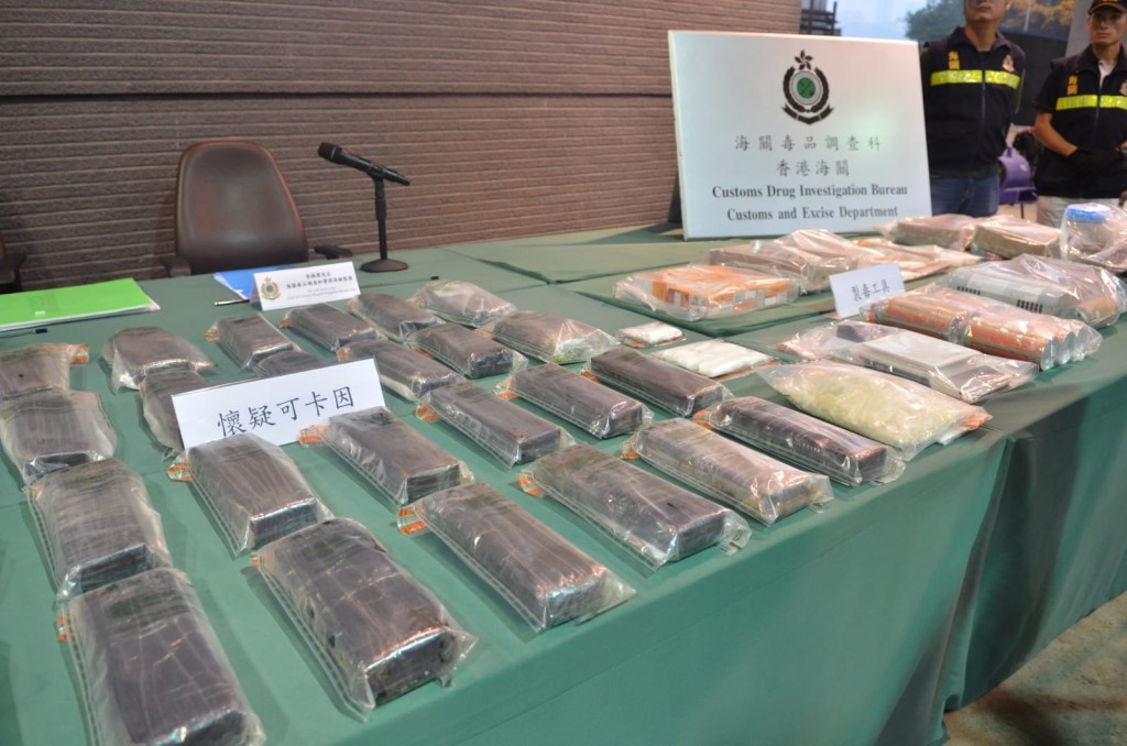 海關檢獲約26公斤可卡因及約1公斤霹靂可卡因。林思明攝