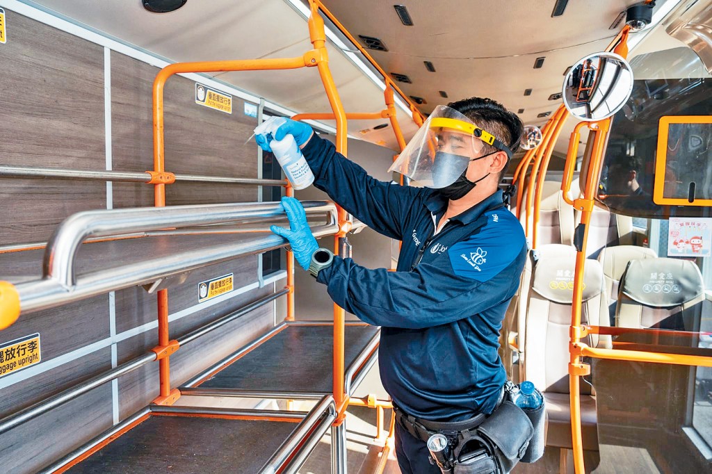 九巴及龍運加強全線車隊清潔和消毒工作。