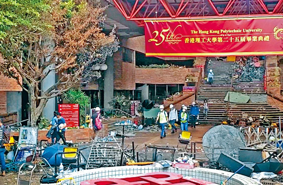 中文大學及理工大學(圖)發生校園嚴重衝突,有中學校長相信,影響中六生在大學聯招的選科決定。