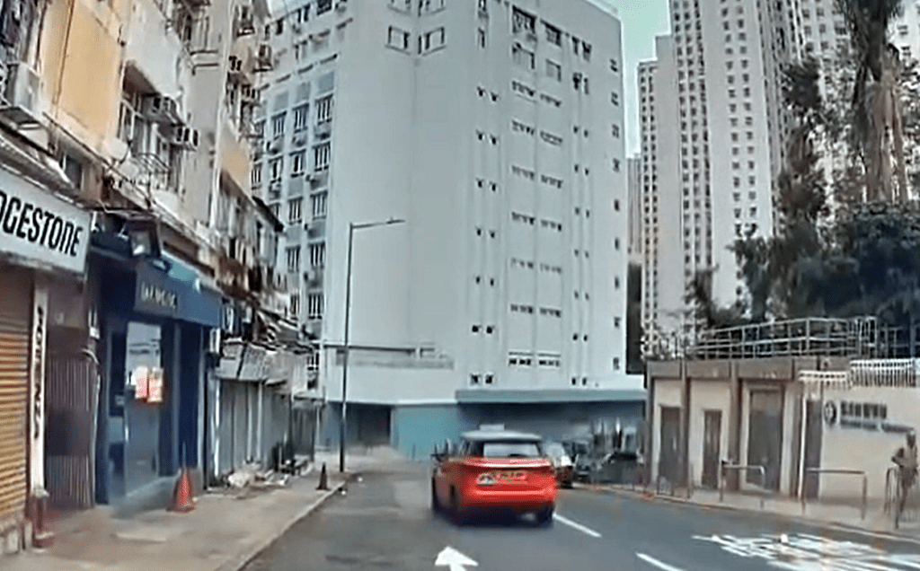 的士撞入校舍過程。fb：馬路的事討論區