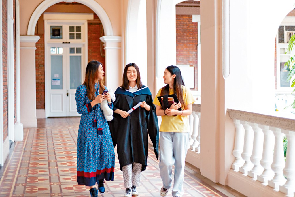 特區政府自2026/27學年起，將資助院校授課課程超額收生招收非本地生的自費學額上限由40%提升至50%，吸引海外及內地優秀學生、尤其將重點吸納「一帶一路」國家和內地的頂尖學子來港升學，進一步豐富校園的國際化氛圍。