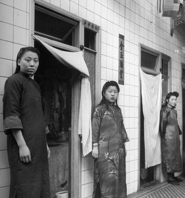 民國時期瀋陽青樓女子。 民國時期瀋陽青樓女子。