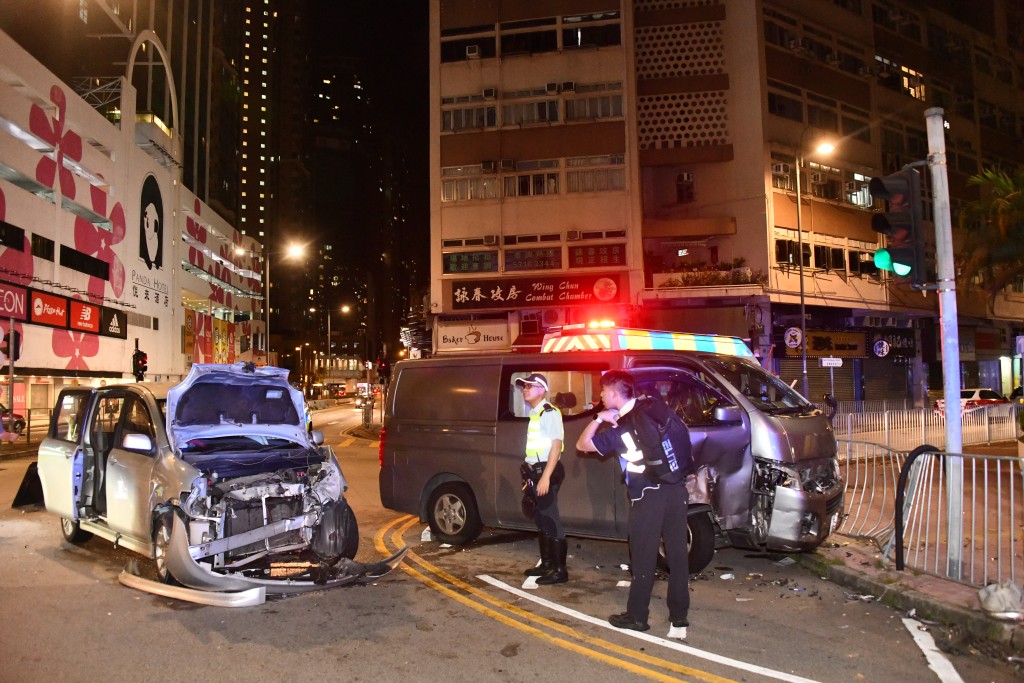  一辆客货车与一辆私家车在荃湾关门口街十字路口相撞。李家杰摄