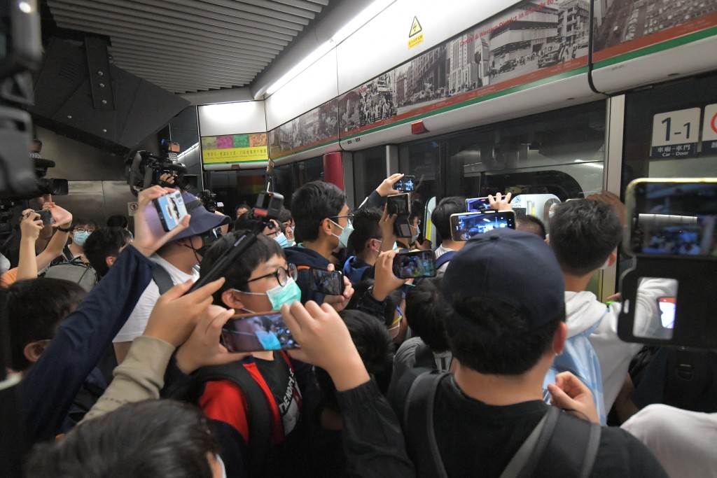 Q-train抵達，一眾等候的鐵路迷爭相拍照。梁譽東攝