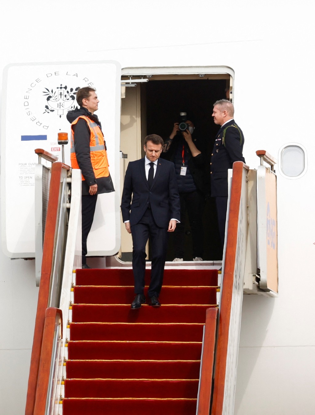 法国总统马克龙抵达中国北京首都国际机场。路透