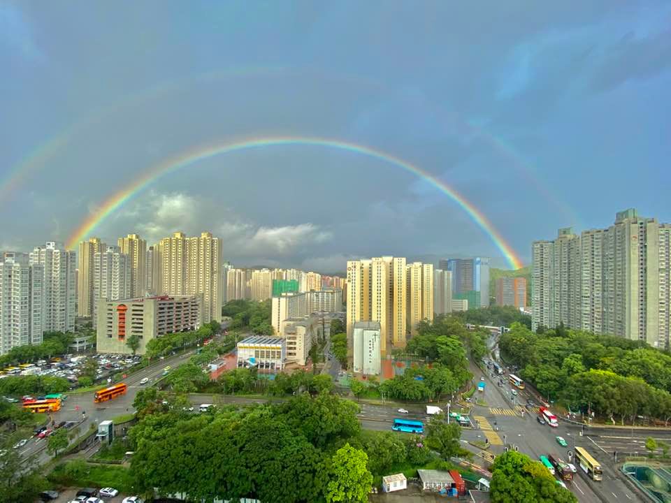 有网民在大埔市中心内拍得超美双彩虹照片。(fb@大埔TaiPo@CanMan)