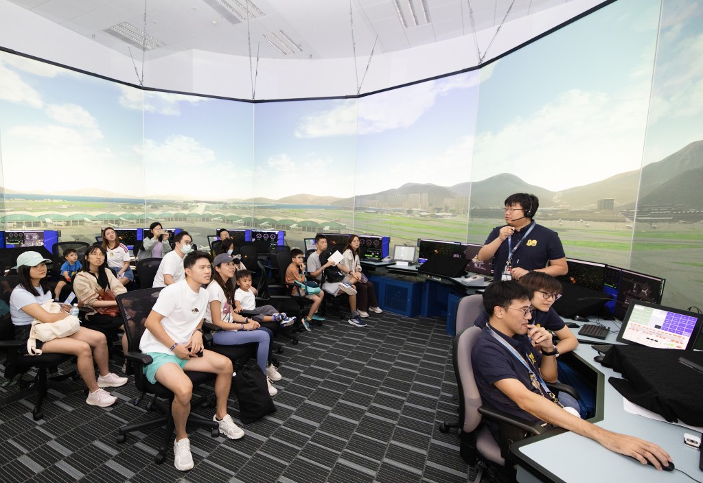 參加者參與航空交通管制塔台模擬器示範環節。